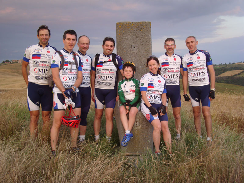 gal/2010/06 - Notturna al Site Transitoire/9foto-di-gruppo_trono-site-.jpg